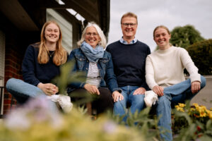 Mit der Familie im heimischen Garten